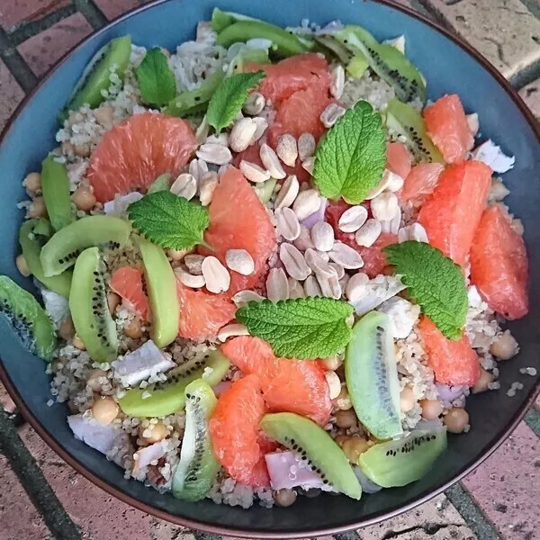 Salade de quinoa poulet - fruits et cacahuètes
