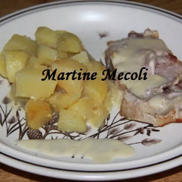 Rôti de porc Orloff, pommes de terre fondantes et sauce au lait aillée