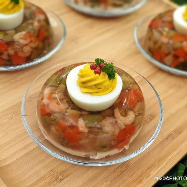 Couronne de macédoine et crevettes en gelée