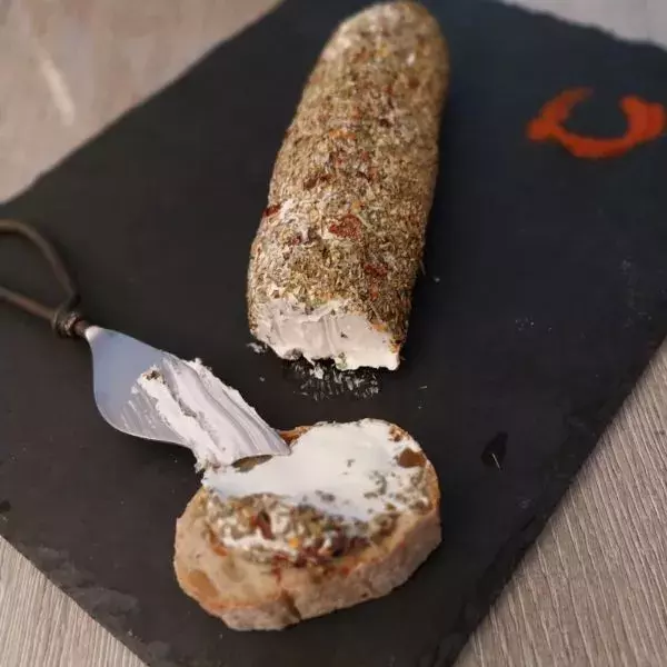 Bûche de fromage de chèvre frais aux épices
