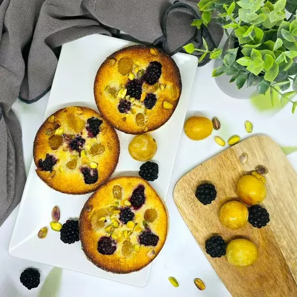 Clafoutis mirabelles, mûres et pistaches
