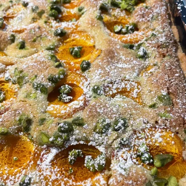 Gâteau à l'abricot et aux amandes et pistaches
