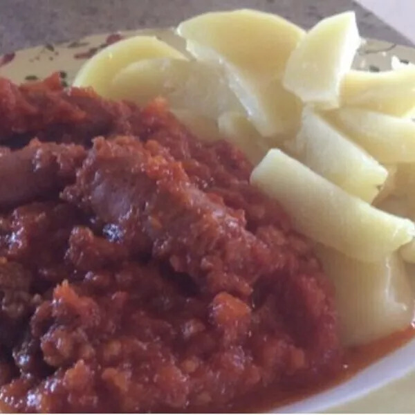 Rougail aux saucisses et ses pommes de terre vapeur