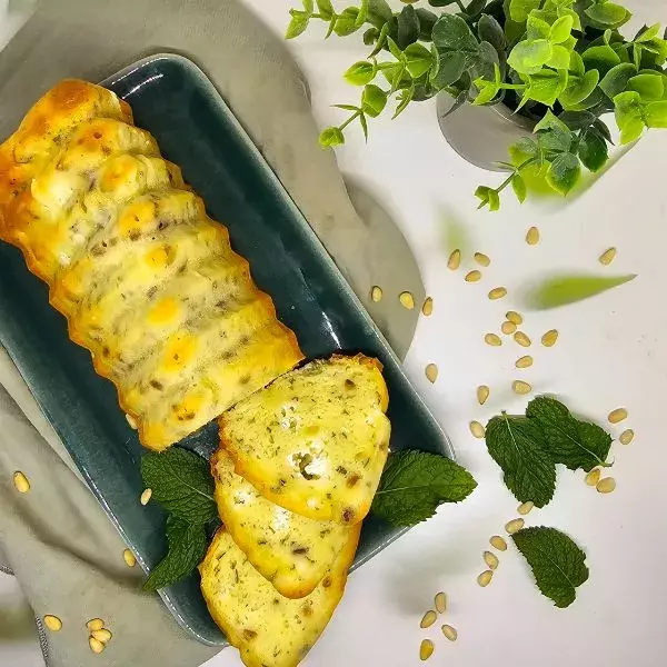 Cake chèvre, menthe et pignons