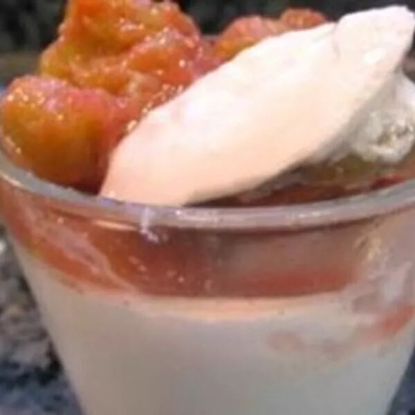 PANNA COTTA A LA NOIX DE COCO  AVEC PUREE DE RUBARBE