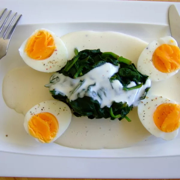 Oeufs sur lit d'épinards