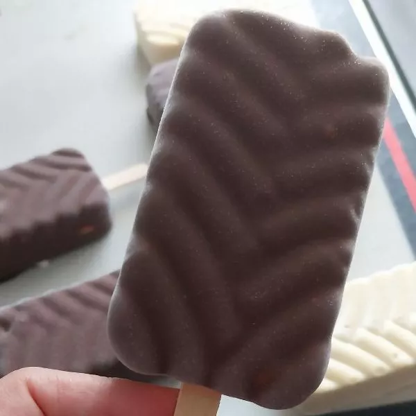 Glaces vanille coque chocolat
