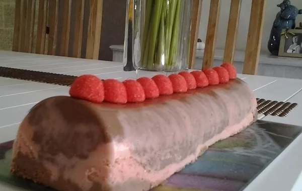 Bûche fraises Tagada et chocolat
