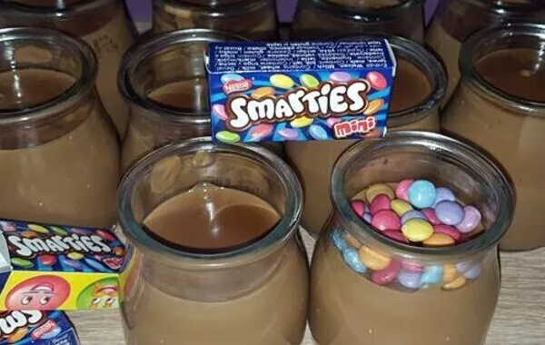 Danette au chocolat avec smarties
