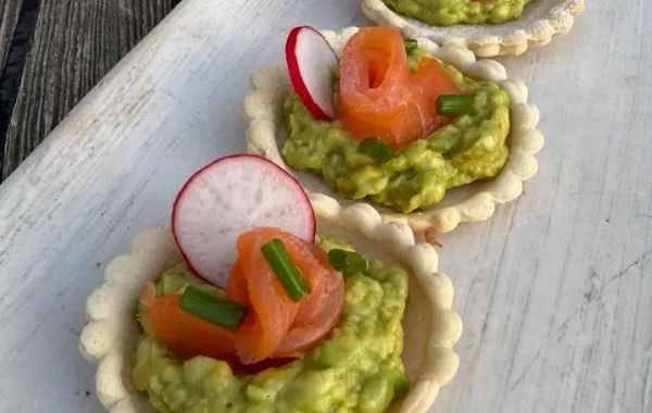 MINI TARTELETTES GUACAMOLE SAUMON