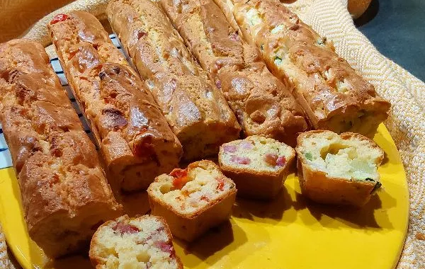 CAKE SALÉ AU FROMAGE FRAIS et ses garnitures