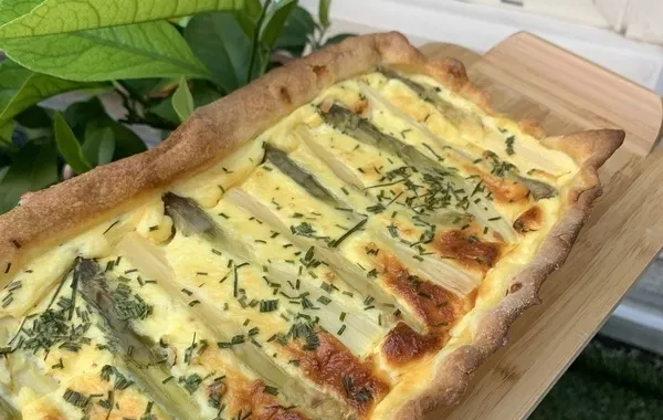 Tarte aux asperges et chèvre frais