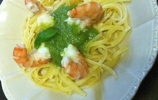 Linguines au pesto, courgette et gambas vapeur