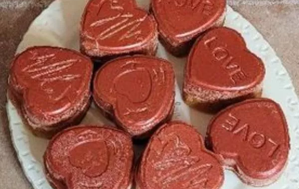 Coeurs entremets vanille, croquant cacahuète sur sablé breton