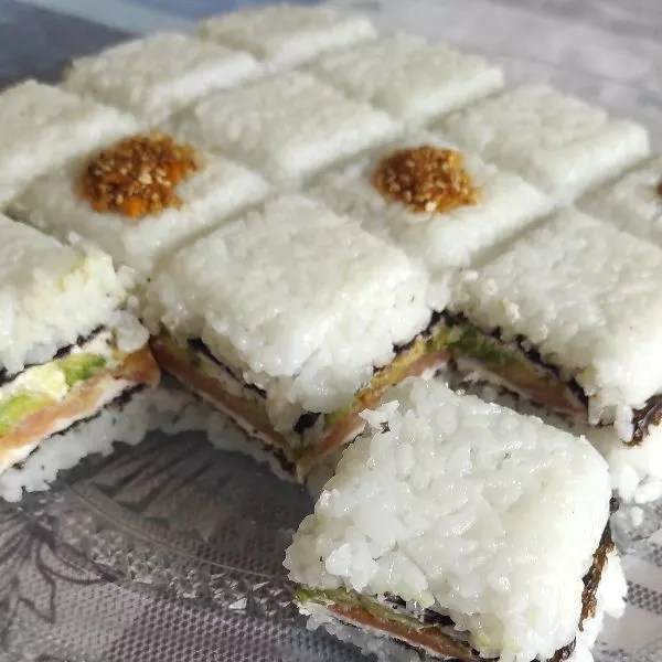 Sushi avocat, saumon, fromage frais 