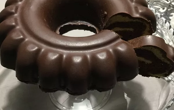 Gâteau mousseline marbré en coque de chocolat.