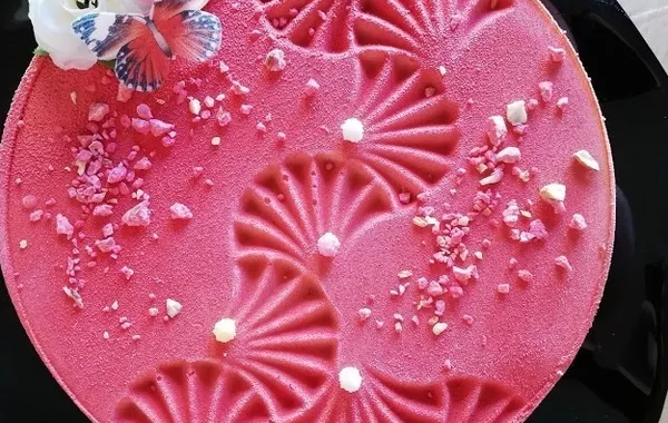 Entremets vanille framboise sur biscuit de pralines roses