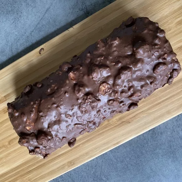 Gâteau roulé au caramel beurre salé et son glaçage chocolat lait et noisettes