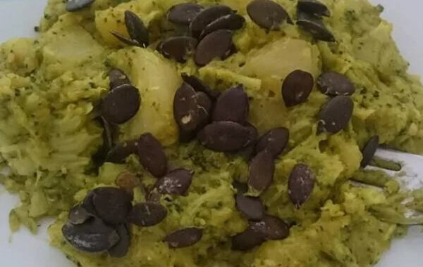Pommes de terre au brocoli, ail et curcuma (Vegan)