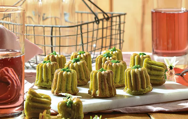Mini cannelés au pesto de fanes et mozzarella