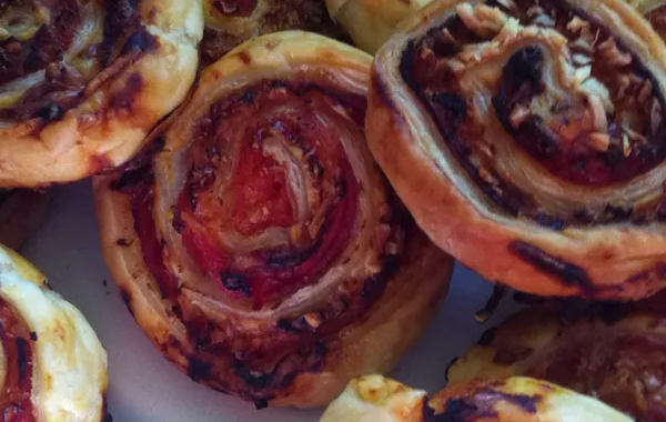 Feuilletés roulés au jambon et pesto