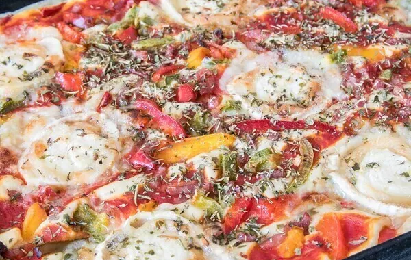 Pizza pâte liquide, bacon, poivrons, chèvre