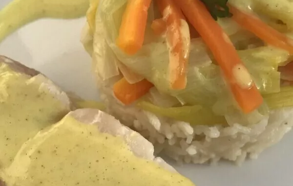 Cabillaud, julienne de légumes, riz coco et sauce curry