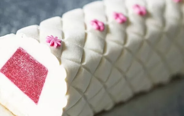 Bûche rose amande framboise
