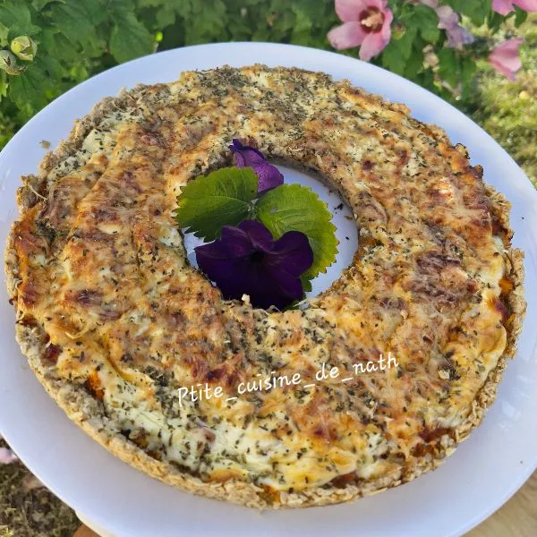 une tarte aux carottes 🥕  bacon sur un fond de tarte aux flocons d'avoine