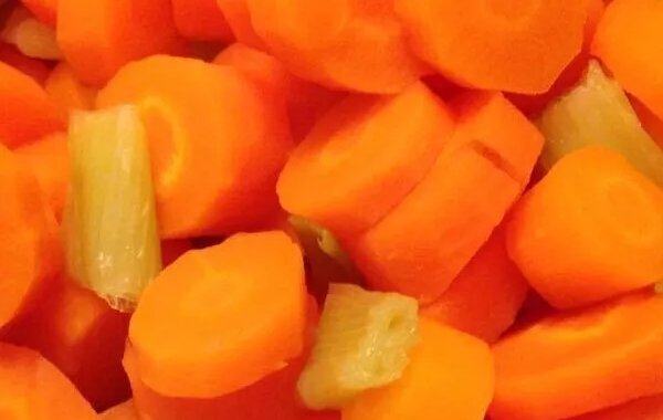 Carottes et oignons nouveaux à la vapeur