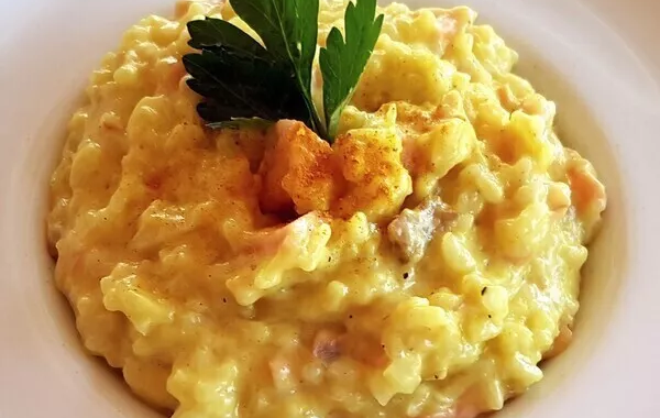 Risotto au saumon fumé et curcuma