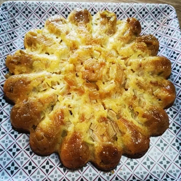 Gâteau à la rhubarbe caramélisé 