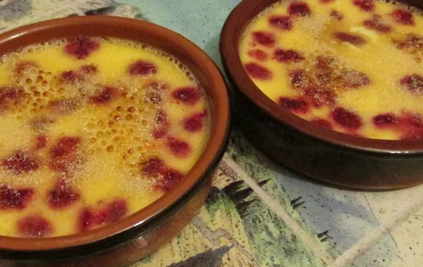 Crèmes brûlées aux framboises