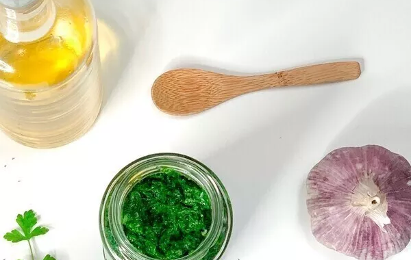 Pesto fanes de radis et persil