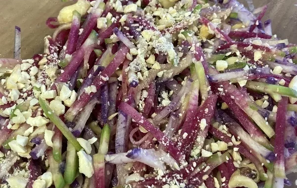 Radis marinés au soja et noisettes