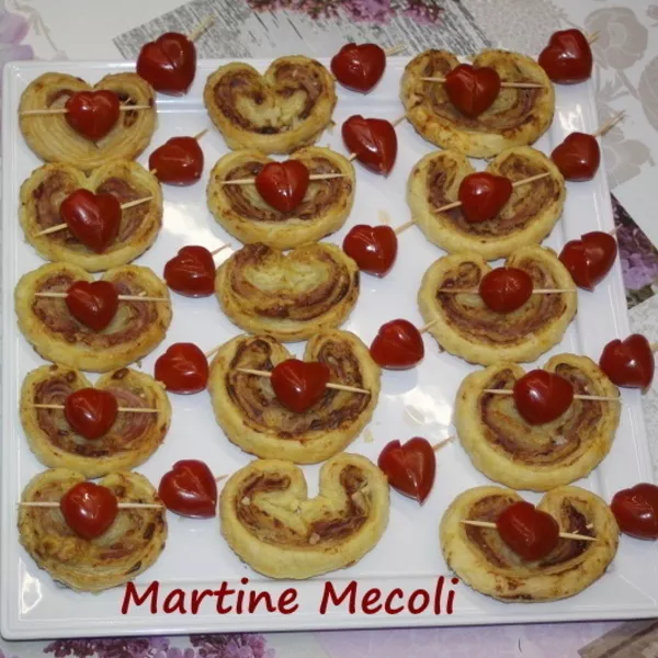 Coeurs feuilletés et coeurs de tomates cerises de la Saint-Valentin