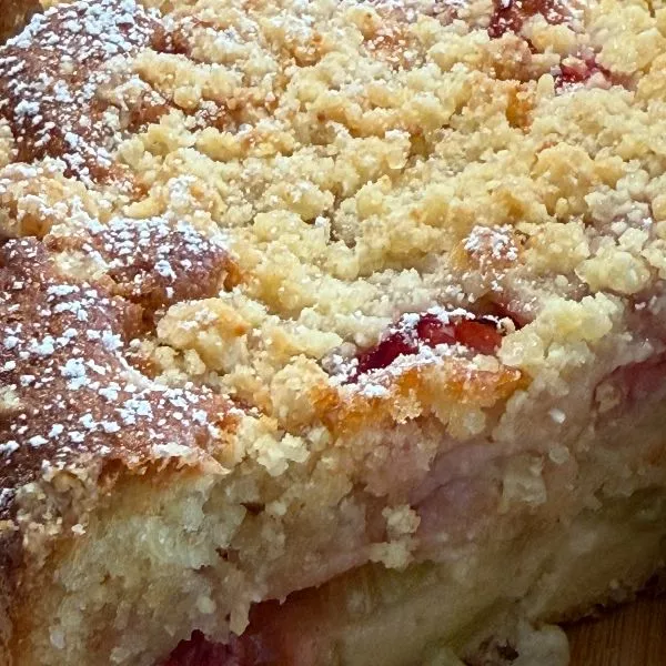 Le moelleux rhubarbe fraises et son crumble 