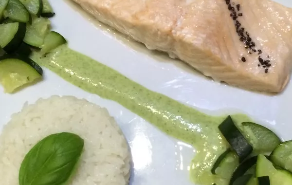 Filets de saumon, courgettes vapeur et sauce verte