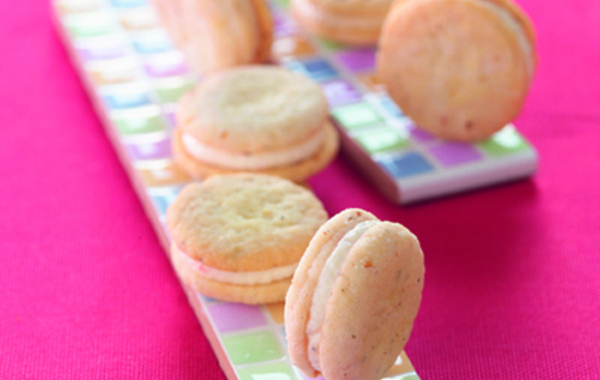 Macarons à la cardamome, citron vert et crème de feta