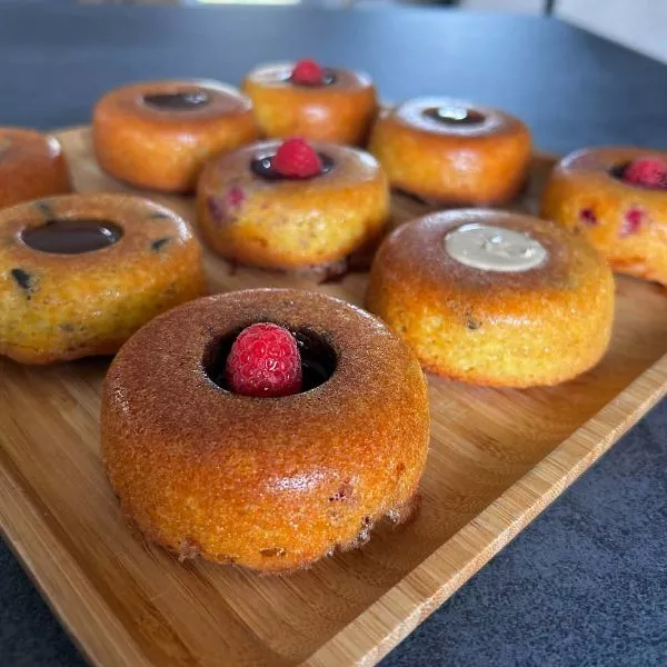 Savarins moelleux aux framboises et pépites de chocolat