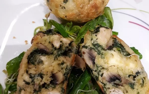 Muffins de poulet aux épinards et cheddar