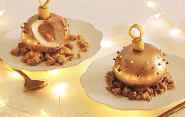 Boules de Noël à la banane et au caramel sur un crumble