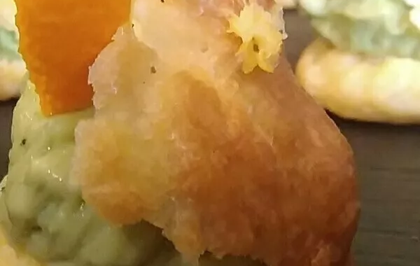 Chouquette d'avocat au vinaigre de mangue,poivre de sichuan et citron confit