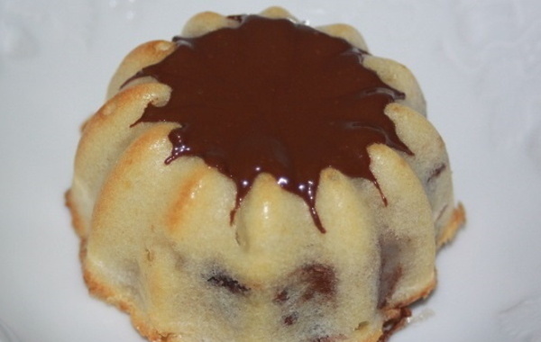 Volcans marbrés à la poire et leur sauce chocolat