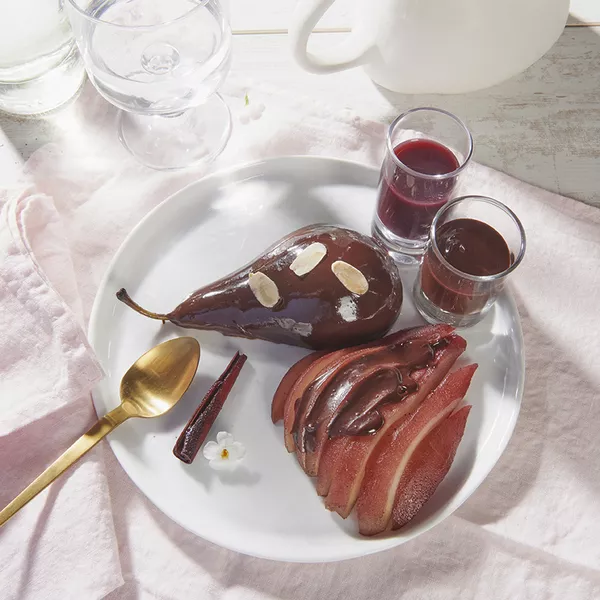 Poires pochées sans alcool, sauce chocolat