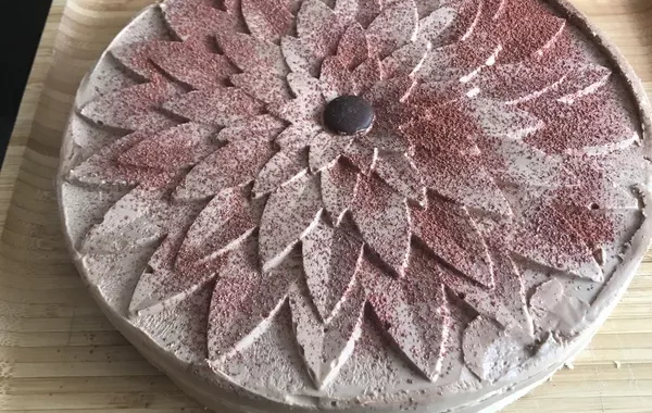 Entremet mousse lactée insert crémeux à la vanille sur dacquois croustillant