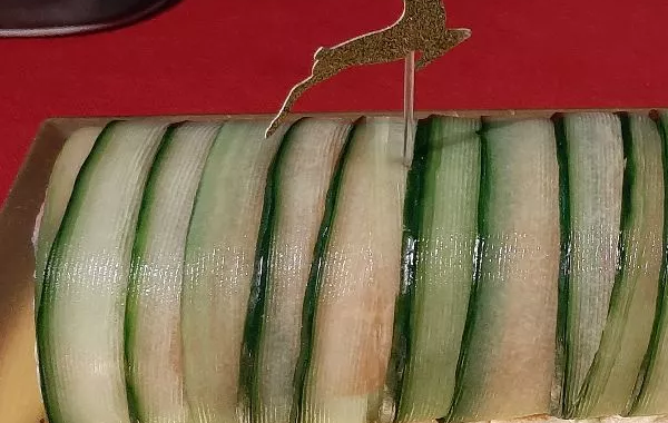 Bûche avocats et saumon en habits vert