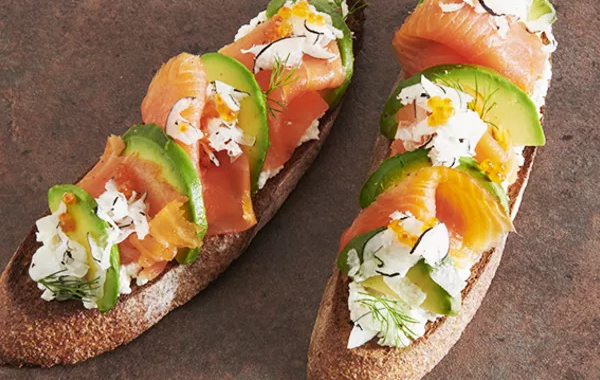 Tartines à la ricotta, au saumon et à l’avocat