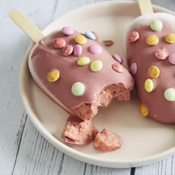 Sorbet fraise enrobé de chocolat Ruby et Smarties