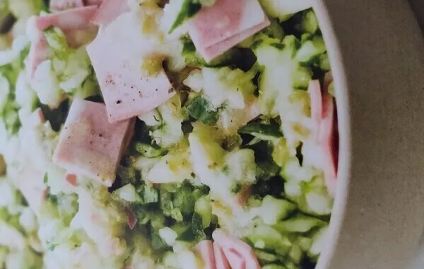 Salade concombre, mortadelle et cornichons